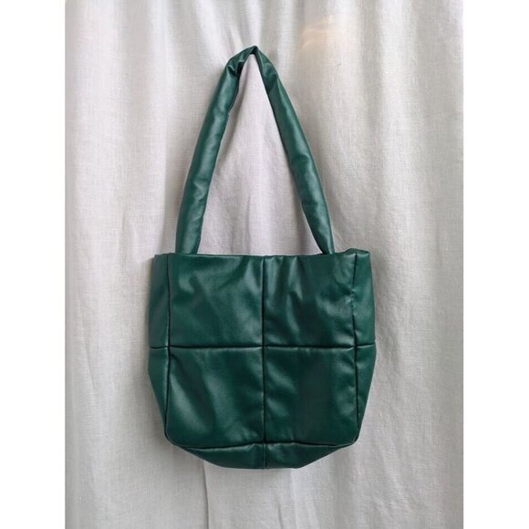 Small dak green plush tote bag with snap closure measures 9 x 9 x 3 O4 - Picture 1 of 8